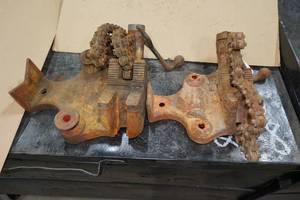 lot 119 image: 2 Ridgid Chain Bench Vise - BC-610A, BC-810