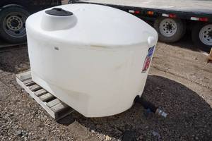 lot 138 image: Big R Tank with Valve - 400 Gallon