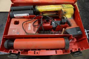 lot 43 image: Hilti BD2000 Battery Powered Cordless Grease Gun
