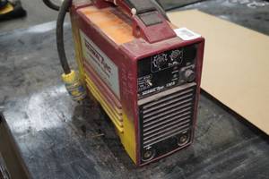 lot 32 image: Thermadyne Thermal Arc 130S DC Inverter Arc Welder