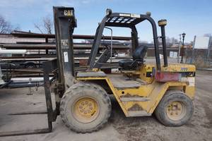 lot 1 image: Caterpillar RC60 Rough Terrain Forklift - 6,000 Lb Capacity