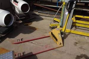 lot 161 image: Dayton 5500 Lb Capacity Pallet Jack - Not Working