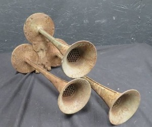 ANTIQUE TRIPLE TRUMPET CAR HORN