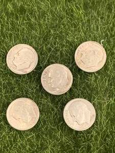 lot 38 image: Lot of 5 Silver Eisenhower Dimes