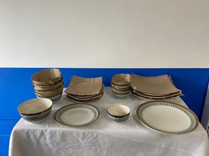 LAURIE GATES 16 DINNERWARE SET