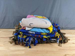 lot 332 image: (4) Fleece Tie Blankets (Kid, Zoo Animals, Loon) - Z