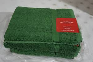 lot 98 image: 12 NEW Wondershop Green Bath Towels