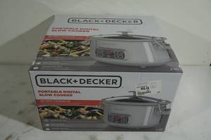 lot 134 image: Black and Decker Portable Digital Slow Cooker - Locking Lid