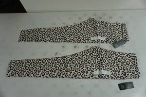 lot 210 image: NEW Wild Fable High Rise Leggings - Medium