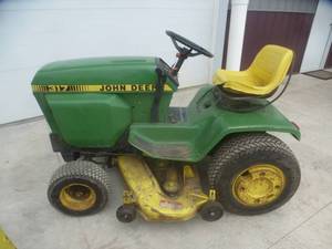 John Deere 317 Lawn Tractor