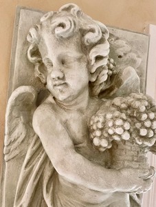 lot 59 image: Resin Cherub Decor