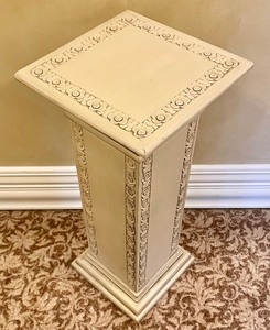 lot 33 image: Pedestal Stand