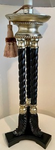 lot 40 image: Luxurious Table Lamp