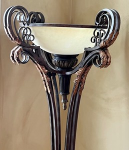 lot 5 image: Beautiful Ornate Floor Lamp
