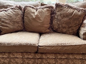 lot 8 image: Lovely Upholstered Loveseat