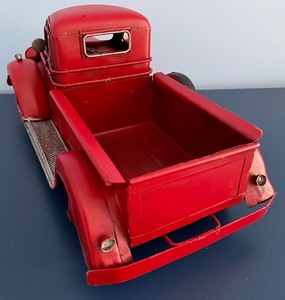 lot 83 image: Metal Pick Up Truck Decor