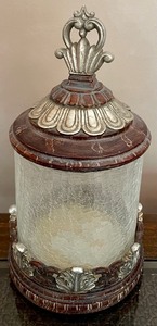 lot 193 image: Delightful Decor Grouping