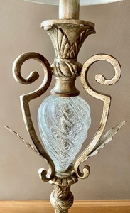 lot 107 image: Charming Lamp