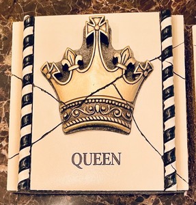 lot 56 image: Fun King and Queen Tile Decor
