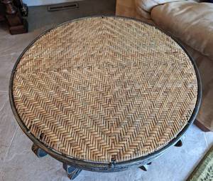 lot 123 image: Round Woven Top Accent Table