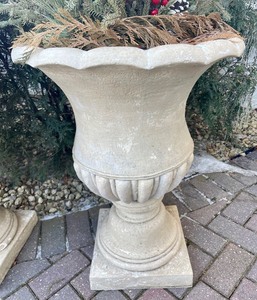 lot 209 image: 2 Pretty Resin Planters