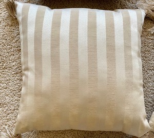 lot 223 image: Accent Pillow Grouping