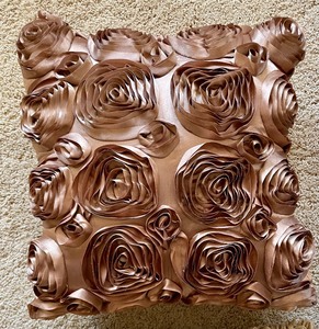 lot 218 image: 4 Amazing Accent Pillows