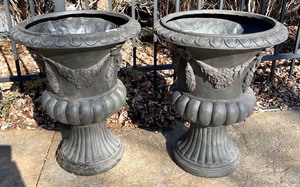 lot 214 image: 2 Resin Planters