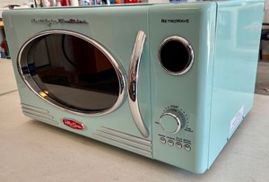 lot 231 image: New Nostalgia Electrics Retrowave Microwave Oven