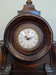lot 169 image: Petite Decorative Mantle Clock