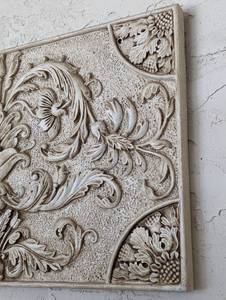 lot 253 image: Decorative Outdoor Wall Hanging