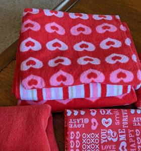 lot 264 image: Valentines Day Decor