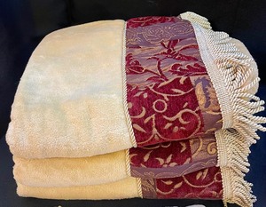 lot 295 image: Elegant Matching Bathroom Linens