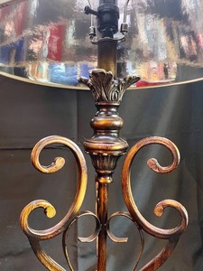 lot 287 image: Luxurious Table Lamp