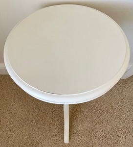 lot 368 image: Round White Pedestal Accent Table