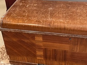 lot 355 image: Vintage Roos Sweetheart Cedar Chest