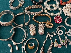 lot 344 image: Variety of Bracelets, Necklaces and Earrings (Costume Jewelry)