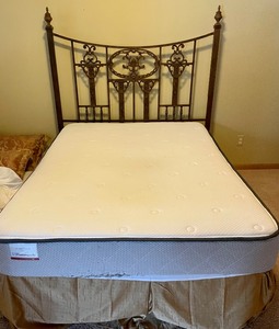 lot 379 image: Fabulous Full Bed with Bedding