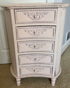 lot 383 image: Pretty Petite Pale Pink Dresser