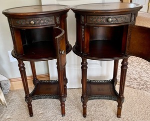 lot 384 image: 2 Classy Nightstands End Tables