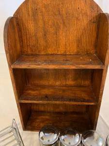 lot 13 image: Spice Racks with Spices and Extra Labels