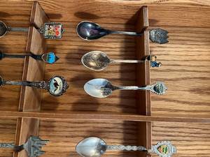lot 4 image: Spoon Holder #2 with 21 spoons