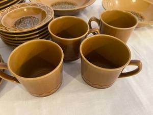 lot 22 image: Golden Seville Dish Set