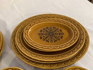 lot 23 image: Coventry Castilian Dish Set