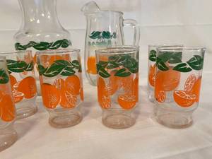 lot 35 image: Vintage Orange Juice Glasses & 2 Pitchers