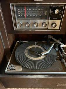 lot 31 image: Phonograph Console & Records