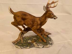lot 38 image: Homco 1986 Deer Figurine
