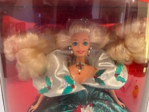 lot 114 image: 1995 Happy Holidays Barbie - Special Edition