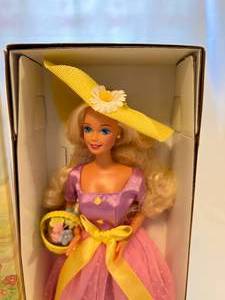 lot 122 image: Spring Blossoms Barbie - 1995