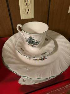 lot 210 image: Nikko Happy Holidays Dishes NEW